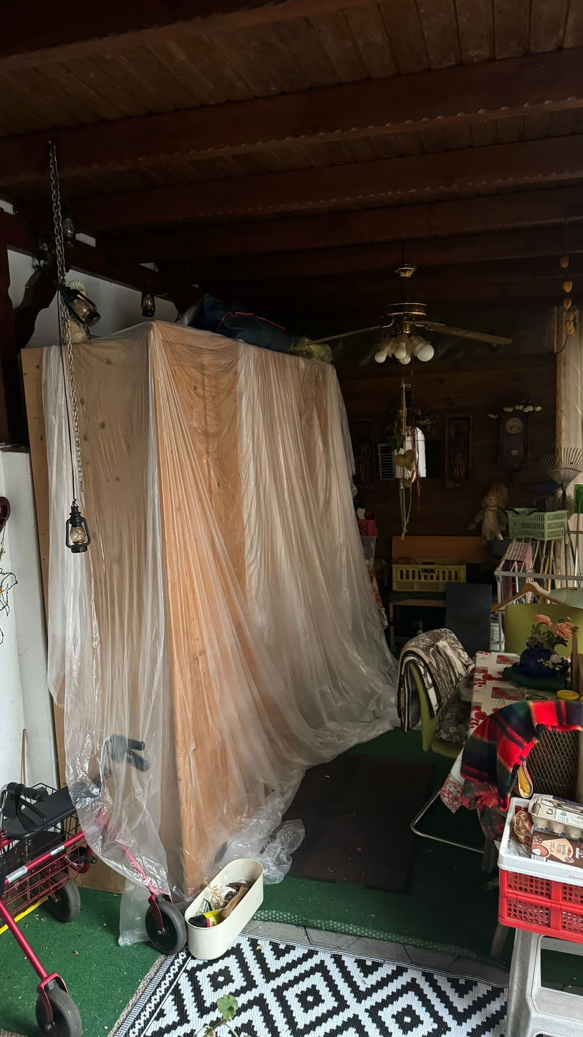 Sauberes, leeres Zimmer nach Entrümpelung