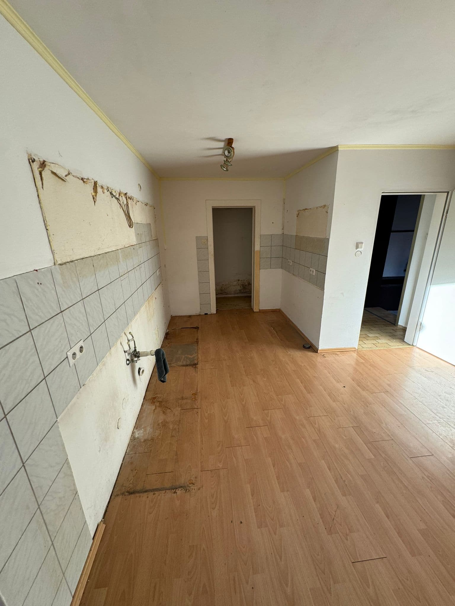 Besenreine Küche nach abgeschlossener Entrümpelung