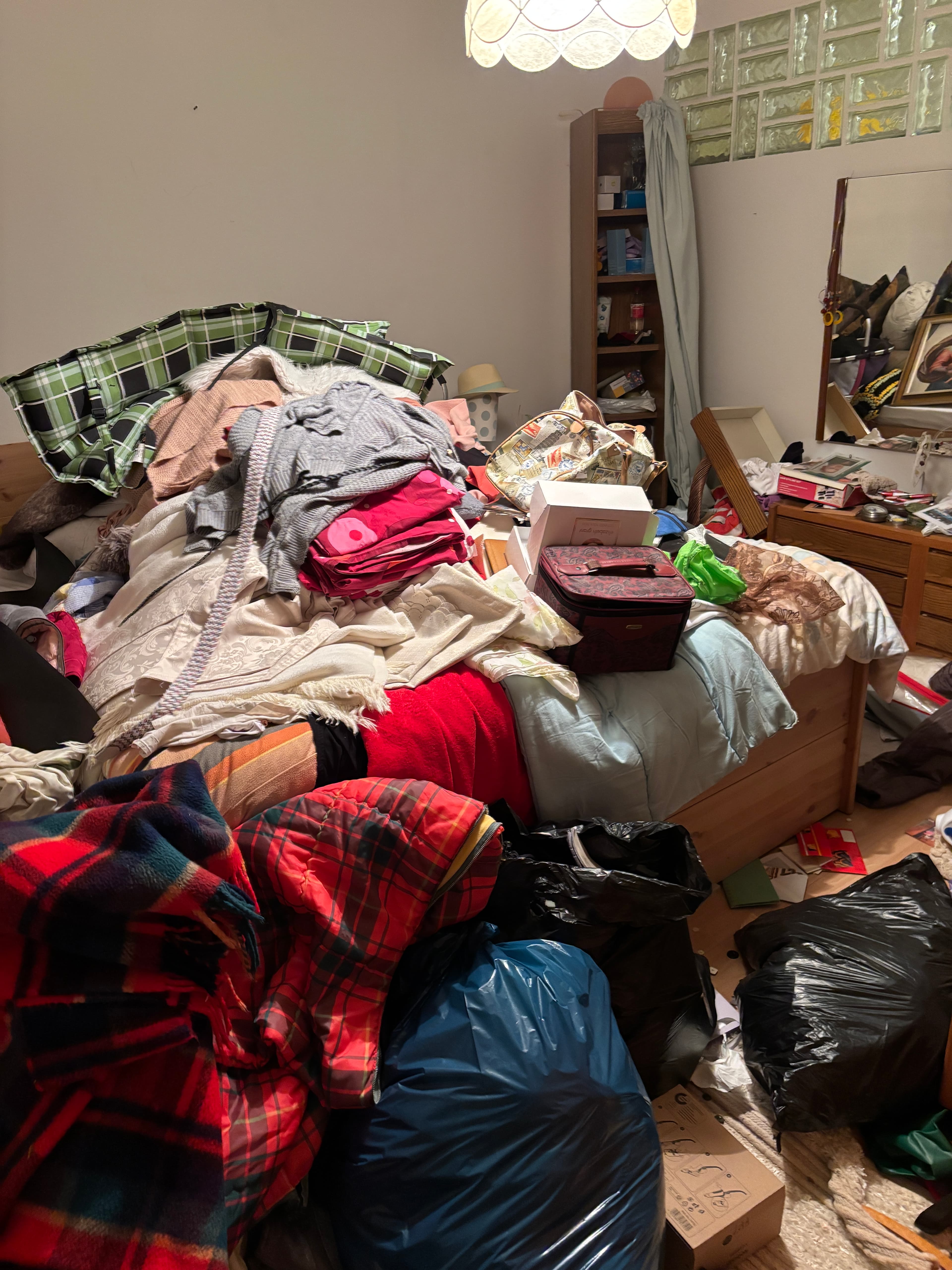 Entrümpeltes Schlafzimmer