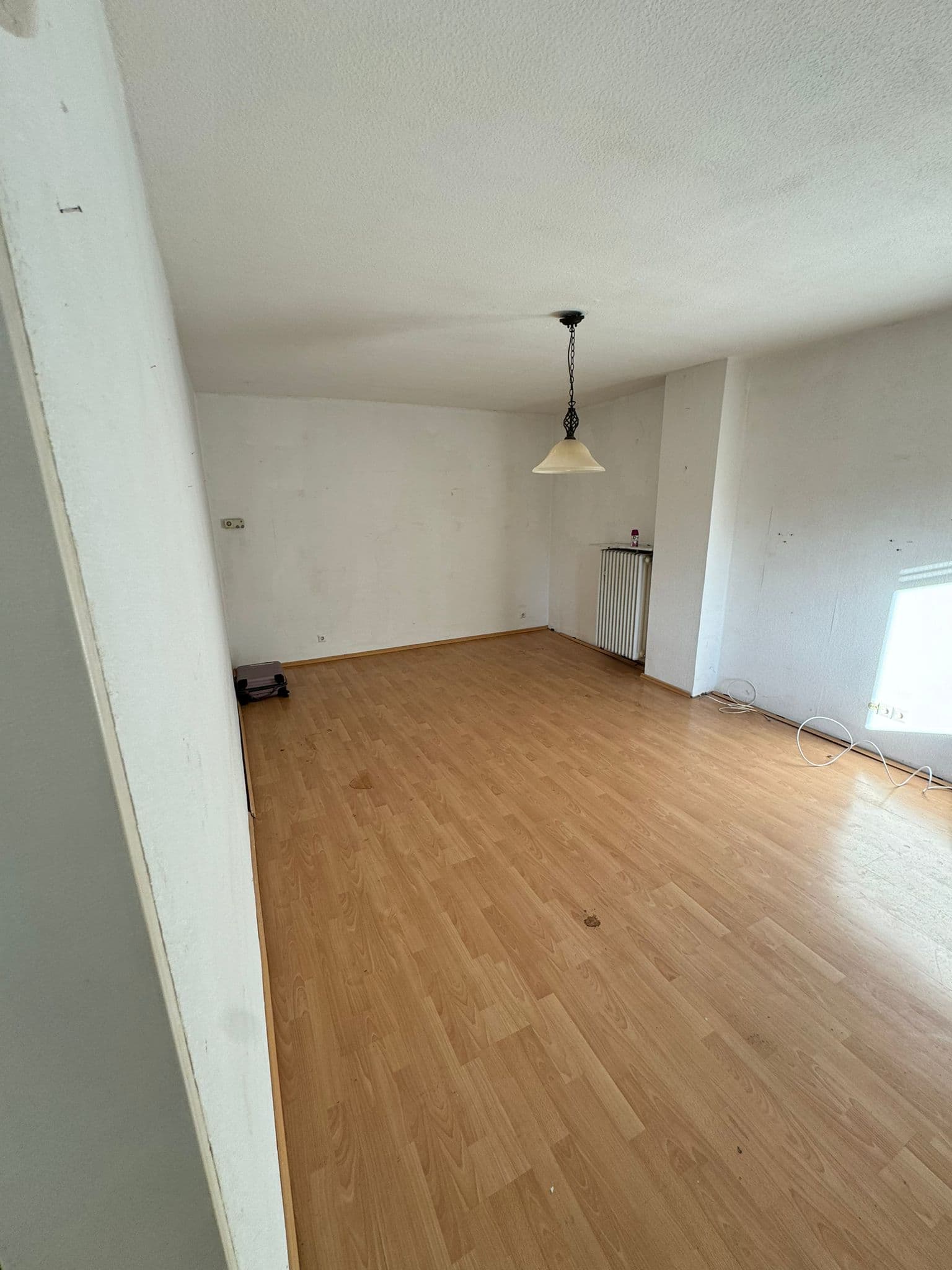 Geräumtes Wohnzimmer nach besenreiner Übergabe