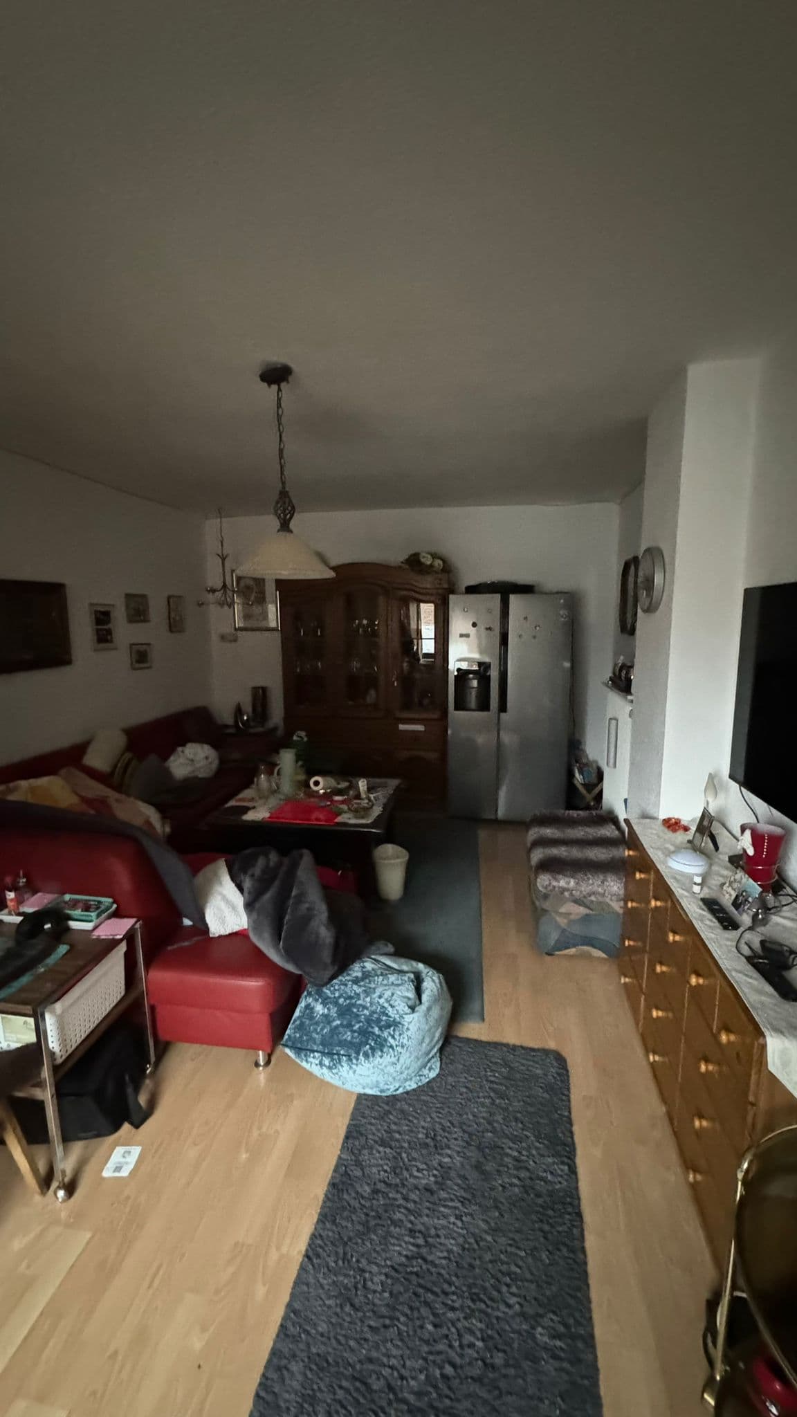 Wohnzimmer vor der Entrümpelung – Ausgangszustand